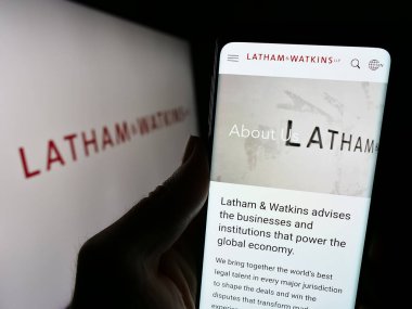 Stuttgart, Almanya - 12-17-2023: İş logosu önünde ABD 'li hukuk firması Latham ve Watkins LLP' nin (LW) web sayfası olan cep telefonu sahibi. Telefon ekranının merkezine odaklan.