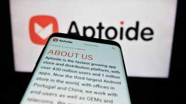 Stuttgart, Almanya - 12-18-2023: Portekizli uygulama pazar yeri şirketi Aptoide SA 'nın web sitesi ile ticaret logosu önünde akıllı telefon. Telefon ekranının sol üst kısmına odaklan.