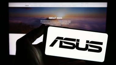 Stuttgart, Almanya - 12-18-2023: Tayvanlı ASUSTeK Computer Inc. (ASUS) şirketinin logosuna sahip akıllı telefon sahibi kişi. Telefon ekranına odaklan.