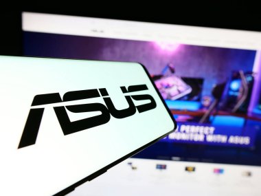 Stuttgart, Almanya - 12-18-2023: Tayvanlı şirket ASUSTeK Computer Inc. (ASUS) 'in logosuna sahip akıllı telefon. Telefon ekranının merkez sağına odaklan.