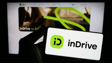 Stuttgart, Almanya - 12-18-2023: ABD 'li binicilik şirketi Suol Innovations Ltd.' nin logosuna sahip akıllı telefon sahibi kişi web sitesinin önünde. Telefon ekranına odaklan.