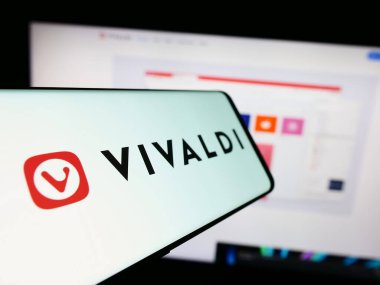 Stuttgart, Almanya - 12-18-2023: Norveçli web tarayıcı şirketi Vivaldi Technologies AS 'in logosuyla birlikte cep telefonu. Telefon ekranının merkez soluna odaklan.