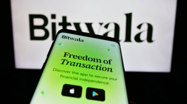 Stuttgart, Almanya - 12-18-2023: Alman fintech şirketi Bitwala GmbH 'nin web sitesi ile ticaret logosu önünde akıllı telefon. Telefon ekranının sol üst kısmına odaklan.