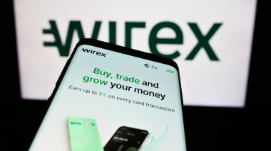 Stuttgart, Almanya - 12-18-2023: İş logosu önünde Hırvat fintech şirketi Wirex Digital D.o.o 'nun web sitesiyle cep telefonu. Telefon ekranının sol üst kısmına odaklan.