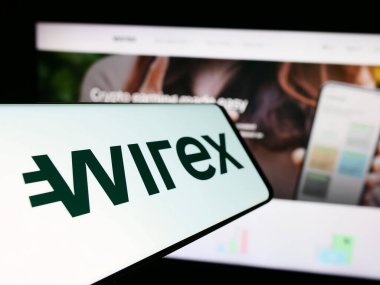Stuttgart, Almanya - 12-18-2023: Hırvat fintech şirketi Wirex Digital D.o.o 'nun logosuna sahip akıllı telefon işletme web sitesi önünde. Telefon ekranının merkez soluna odaklan.