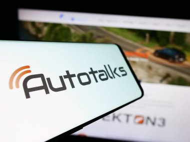 Stuttgart, Almanya - 12-18-2023: İsrailli otomotiv teknoloji şirketi Autotalks Ltd. 'nin logolu cep telefonu. Telefon ekranının merkez soluna odaklan.