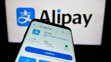 Stuttgart, Almanya - 12-19-2023: Çinli ödeme platformu şirketi Alipay 'in web sitesinin bulunduğu cep telefonu iş logosu önünde. Telefon ekranının sol üst kısmına odaklan.