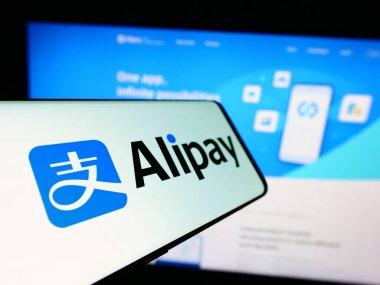 Stuttgart, Almanya - 12-19-2023: Çinli ödeme platformu şirketi Alipay 'in logosunun yer aldığı akıllı telefon. Telefon ekranının merkez soluna odaklan.