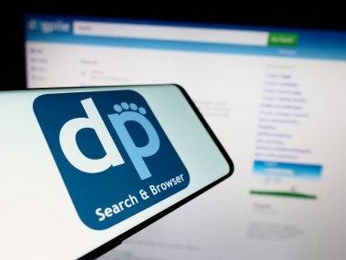 Stuttgart, Almanya - 12-19-2023: İş dünyasının web sitesinin önünde metasearch motorlu logo içeren cep telefonu. Telefon ekranının merkezine odaklan.