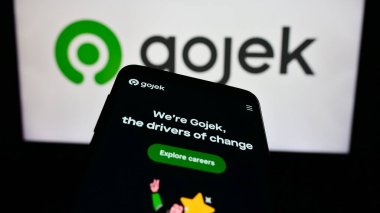 Stuttgart, Almanya - 12-20-2023: İş logosu önünde teknoloji şirketi PT Gojek Endonezya 'nın web sitesine sahip akıllı telefon. Telefon ekranının sol üst kısmına odaklan.