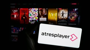 Stuttgart, Almanya - 12-20-2023: İnternet sitesinin önünde İspanyol video yayın şirketi Atresplayer 'ın logosuna sahip kişi. Telefon ekranına odaklan.