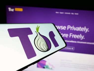 Stuttgart, Almanya - 12-20-2023: İnternet sitesi önünde anonim iletişim yazılımı logosu olan cep telefonu The Onion Router (TOR). Telefon ekranının merkez soluna odaklan.