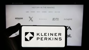 Stuttgart, Almanya - 12-20-2023: ABD 'li risk sermayesi şirketi Kleiner Perkins' in logosuna sahip akıllı telefon sahibi kişi web sitesinin önünde. Telefon ekranına odaklan.