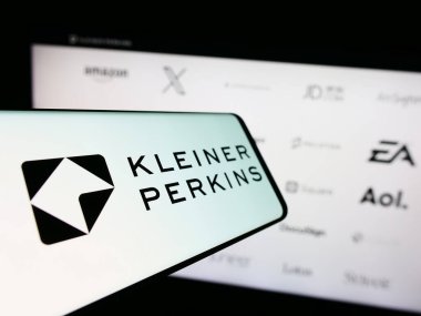 Stuttgart, Almanya - 12-20-2023: Amerikan risk sermayesi şirketi Kleiner Perkins 'in logosunun yer aldığı cep telefonu. Telefon ekranının merkez soluna odaklan.