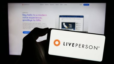 Stuttgart, Almanya - 12-20-2023: Ticari ticaret şirketi LivePerson Inc. 'in logosunu taşıyan cep telefonu sahibi. Telefon ekranına odaklan.
