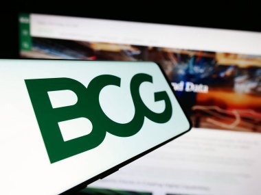 Stuttgart, Almanya - 12-20-2023: ABD 'li Boston Consulting Group Inc. (BCG) şirketinin web sitesi önünde bulunan cep telefonu. Telefon ekranının merkez soluna odaklan.