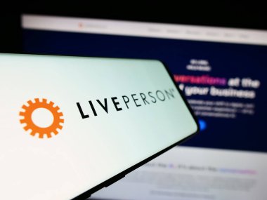 Stuttgart, Almanya - 12-20-2023: Ticaret şirketi LivePerson A.Ş. 'nin logosunun bulunduğu cep telefonu. Telefon ekranının merkez soluna odaklan.