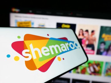 Stuttgart, Almanya - 12-22-2023: Hintli Shemaroo Entertainment Ltd. şirketinin logosuna sahip akıllı telefon. Telefon ekranının merkez soluna odaklan.