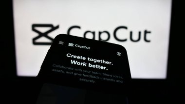 Stuttgart, Almanya - 11-02-2023: Şirket logosu önünde video kurgu uygulaması CapCut web sitesi bulunan cep telefonu. Telefon ekranının sol üst kısmına odaklan.