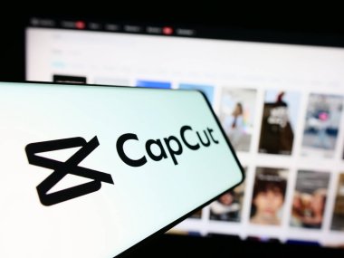 Stuttgart, Almanya - 11-02-2023: Şirket web sitesi önünde video kurgu uygulaması CapCut logosu olan akıllı telefon. Telefon ekranının merkez soluna odaklan.