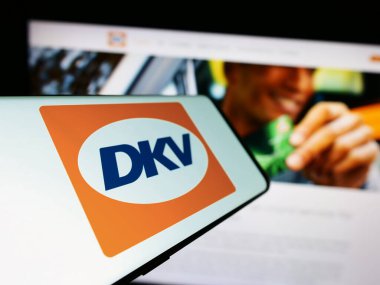 Stuttgart, Almanya - 11-02-2023: Alman B2B ödeme şirketi DKV Mobility 'nin logosuna sahip cep telefonu. Telefon ekranının merkez soluna odaklan.