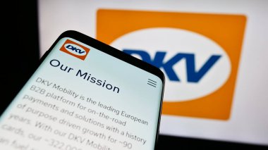 Stuttgart, Almanya - 11-02-2023: Alman B2B ödeme şirketi DKV Mobility 'nin web sitesine sahip akıllı telefon iş logosu önünde. Telefon ekranının sol üst kısmına odaklan.
