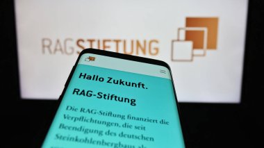 Stuttgart, Almanya - 11-02-2023: Alman vakfı RAG-Stiftung 'un web sayfası logonun önünde. Telefon ekranının sol üst kısmına odaklan.
