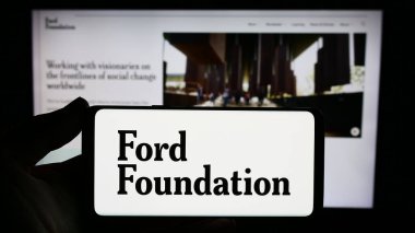 Stuttgart, Almanya - 11-02-2023: İnternet sitesi önünde ABD yardım kuruluşu Ford Foundation 'ın logosuna sahip kişi. Telefon ekranına odaklan.