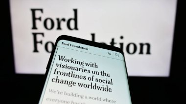 Stuttgart, Almanya - 11-02-2023: ABD yardım kuruluşu Ford Foundation 'ın web sayfası ile birlikte logo önünde cep telefonu. Telefon ekranının sol üst kısmına odaklan.