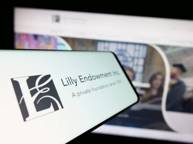 Stuttgart, Almanya - 11-02-2023: İnternet sitesinin önünde ABD vakfı Lilly Endowment Inc. 'in logosuna sahip cep telefonu. Telefon ekranının merkez soluna odaklan.
