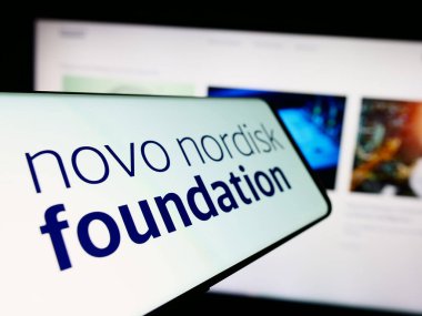 Stuttgart, Almanya - 11-02-2023: İnternet sitesi önünde Danimarkalı Novo Nordisk Foundation 'ın logosuna sahip akıllı telefon. Telefon ekranının merkez soluna odaklan.