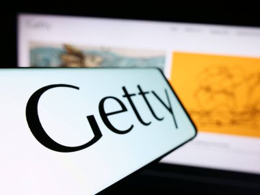 Stuttgart, Almanya - 11-03-2023: İnternet sitesinin önünde Amerikan Sanat Vakfı logosu olan cep telefonu. Telefon ekranının soluna odaklan.