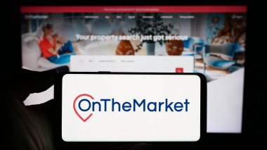 Stuttgart, Almanya - 11-03-2023: İngiliz emlak portalı şirketi TheMarket.com 'un logosunun bulunduğu cep telefonu web sayfasının önünde duruyor. Telefon ekranına odaklan.