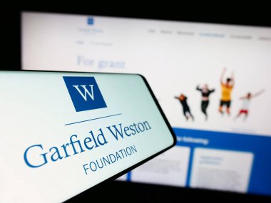 Stuttgart, Almanya - 11-03-2023: İnternet sitesi önünde İngiliz yardım kuruluşu Garfield Weston Foundation 'ın logosuna sahip akıllı telefon. Telefon ekranının merkezine odaklan.