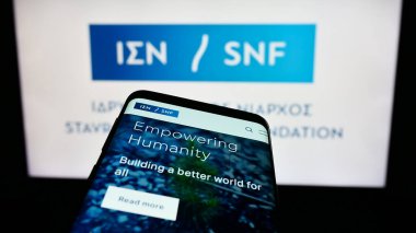 Stuttgart, Almanya - 11-03-2023: Logonun önünde Yunan organı Stavros Niarchos Foundation (SNF) web sayfası bulunan akıllı telefon. Telefon ekranının sol üst kısmına odaklan.