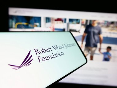 Stuttgart, Almanya - 11-03-2023: İnternet sitesi önünde Amerikan örgütü Robert Wood Johnson Foundation (RWJF) logosu olan akıllı telefon. Telefon ekranının merkez soluna odaklan.