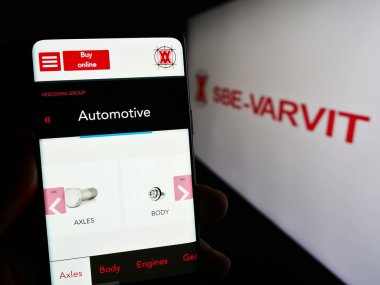 Stuttgart, Almanya - 11-03-2023: İtalyan mekanik bağlanma şirketi SBE-VARVIT S.P.A. 'nın logolu web sayfası ile cep telefonu tutan kişi. Telefon ekranının merkezine odaklan.