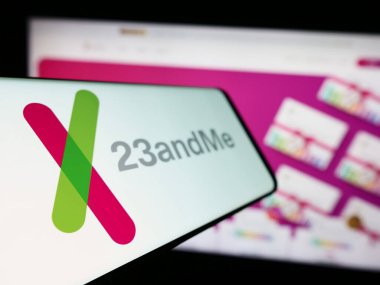 Stuttgart, Almanya - 11-03-2023: Amerikan biyoteknoloji şirketi 23andMe Inc. 'in logosuyla birlikte cep telefonu. Telefon ekranının soluna odaklan.