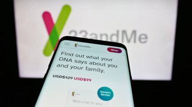 Stuttgart, Almanya - 11-03-2023: ABD 'li biyoteknoloji şirketi 23andMe Inc' in web sitesi ile birlikte akıllı telefon. Telefon ekranının sol üst kısmına odaklan.