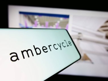 Stuttgart, Almanya - 11-03-2023: Amerikan malzeme bilimi şirketi Ambercycle Inc. 'in logosuna sahip akıllı telefon. Telefon ekranının merkez soluna odaklan.