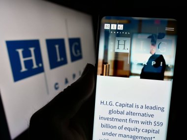 Stuttgart, Almanya - 11-03-2023: ABD 'li yatırım şirketi İşletme logosu önünde büyük LLC. Telefon ekranının merkezine odaklan.