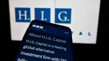 Stuttgart, Almanya - 11-03-2023: ABD 'li yatırım şirketi İşletme logosu önünde büyük LLC. Telefon ekranının sol üst kısmına odaklan.