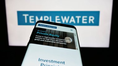 Stuttgart, Almanya - 11-03-2023: Yatırım şirketi Templewater Hong Kong Limited 'in web sitesinin bulunduğu cep telefonu logosu. Telefon ekranının sol üst kısmına odaklan.