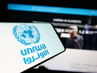 Stuttgart, Almanya - 11-03-2023: Web sitesi önünde Birleşmiş Milletler Plalestine mülteci ajansı UNRWA logosu bulunan akıllı telefon. Telefon ekranının merkez soluna odaklan.