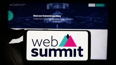 Stuttgart, Almanya - 11-06-2023: İnternet sitesi önünde yıllık teknoloji konferansı (Lizbon) logosu olan cep telefonu sahibi kişi. Telefon ekranına odaklan.