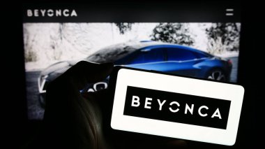 Stuttgart, Almanya - 11-06-2023: Çinli elektrikli araç şirketi Pekin Beyonca 'nın logosunu taşıyan cep telefonu sahibi şirket web sitesinin önünde. Telefon ekranına odaklan.