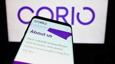 Stuttgart, Almanya - 11-06-2023: Yenilenebilir yatırım şirketi Corio Generation Limited 'in web sitesine sahip akıllı telefon iş logosu önünde. Telefon ekranının sol üst kısmına odaklan.