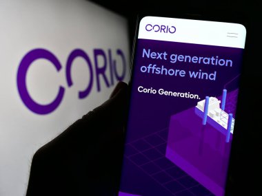 Stuttgart, Almanya - 11-06-2023: Yenilenebilir enerji yatırım şirketi Corio Generation Limited 'in web sayfası ile cep telefonu tutan kişi. Telefon ekranının merkezine odaklan.