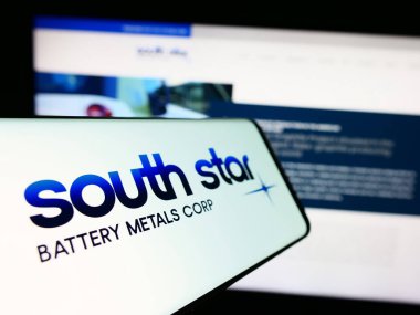 Stuttgart, Almanya - 11-06-2023: Kanadalı şirket South Star Battery Metals Corp 'un logosunun bulunduğu cep telefonu. Telefon ekranının merkez soluna odaklan.