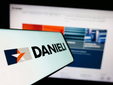 Stuttgart, Almanya - 11-06-2023: İtalyan Danieli C. Officine Meccaniche S.p.A. şirketinin logosuna sahip akıllı telefon web sitesinin önünde. Telefon ekranının merkez soluna odaklan.